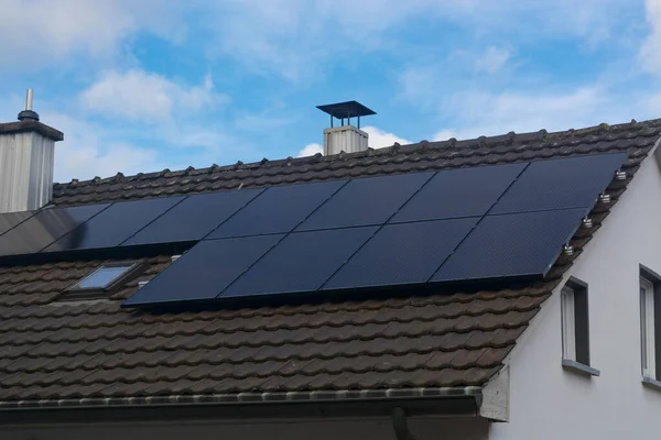 Modernt Hus Med Solcellssystem Solpaneler För Elproduktion — Stockfoto