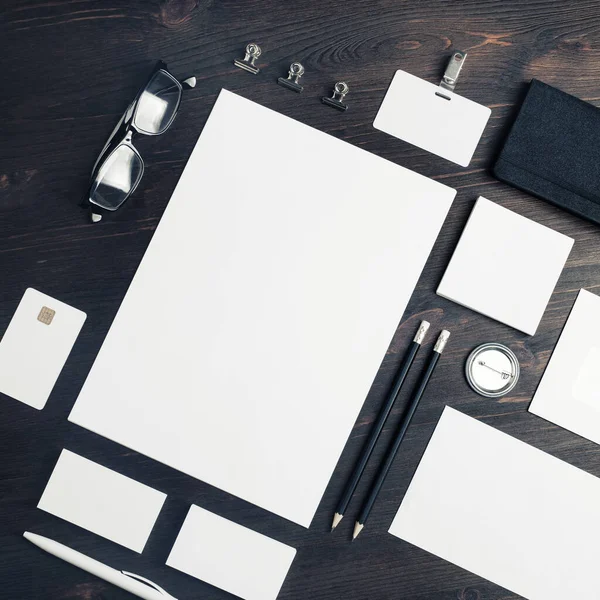 Foto Von Leerem Briefpapier Auf Holzgrund Corporate Identity Attrappe Responsive — Stockfoto