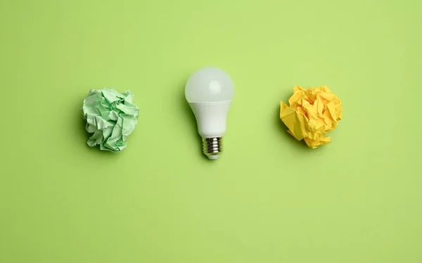 Bolas Color Arrugado Papel Lámpara Blanca Vidrio Sobre Fondo Verde — Foto de Stock