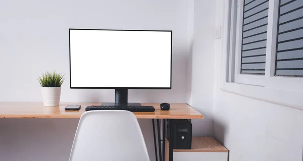 Monitor Komputerowy Białym Czystym Ekranem Biurku Biznesowym Bezprzewodową Myszką Klawiatura — Zdjęcie stockowe