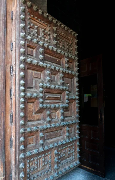 Stare Drewniane Drzwi Mieście — Zdjęcie stockowe