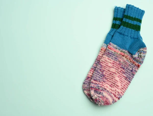 Pair Warm Comfortable Knitted Socks Green Background Copy Space — Stock Photo, Image