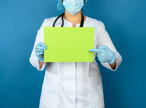 Medico Donna Cappotto Medico Bianco Una Maschera Usa Getta Cappuccio — Foto Stock