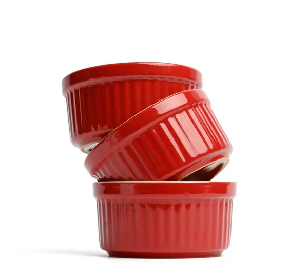 一堆红色陶瓷圆杯蛋糕烘焙盘 白色背景隔离 — 图库照片