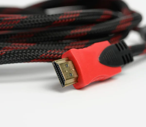 Beyaz Arka Planda Tekstil Siyah Kılıfında Bükülmüş Kablo Hdmi Adaptörü — Stok fotoğraf