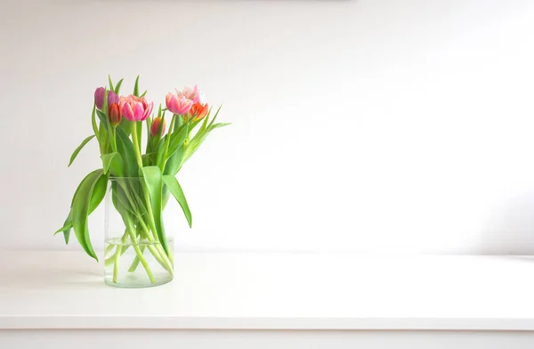 Friss Fényes Csokor Színes Tulipánok Közelében Fehér Fal Polcon Üveg — Stock Fotó