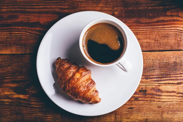 Croissant Fresco Taza Café Negro Para Desayuno Vista Desde Arriba — Foto de Stock