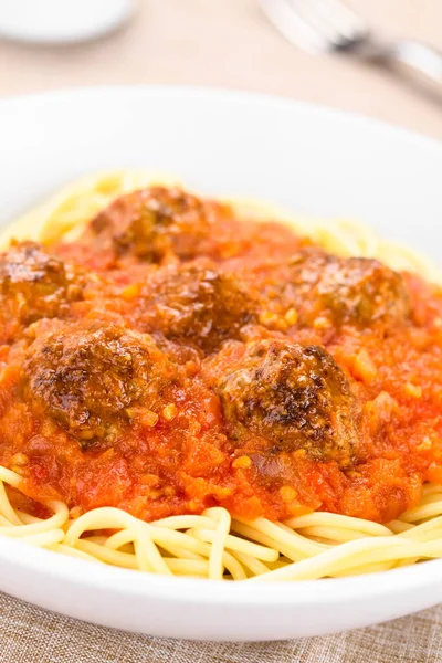 Espaguetis Con Albóndigas Caseras Salsa Tomate Fresco Tazón Enfoque Selectivo —  Fotos de Stock