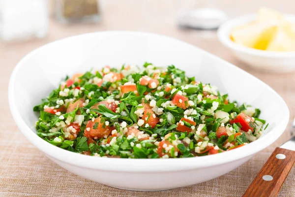 Vers Veganistisch Tabbouleh Salade Gemaakt Van Tomaat Peterselie Couscous Kom — Stockfoto