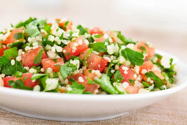 Vers Veganistisch Tabbouleh Salade Gemaakt Van Tomaat Peterselie Couscous Bord — Stockfoto