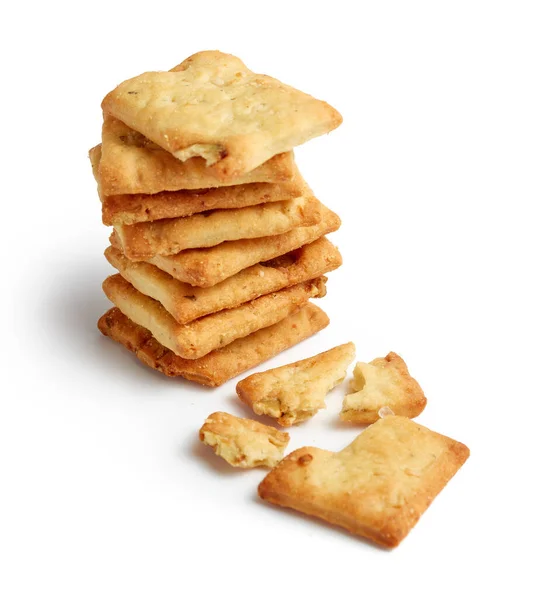 おいしいクッキー 全体の塩漬けクラッカーのヒープと白の背景に隔離された1つの壊れたクッキー — ストック写真