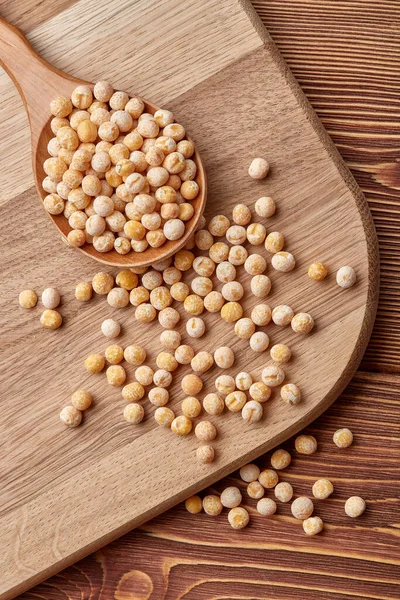 Ceci Crudi Una Ciotola Legno Fondo Bianco — Foto Stock