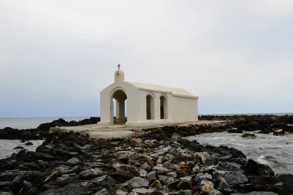 Capela Branca Construída Sobre Uma Pequena Ilhota Rochosa Meio Mar — Fotografia de Stock