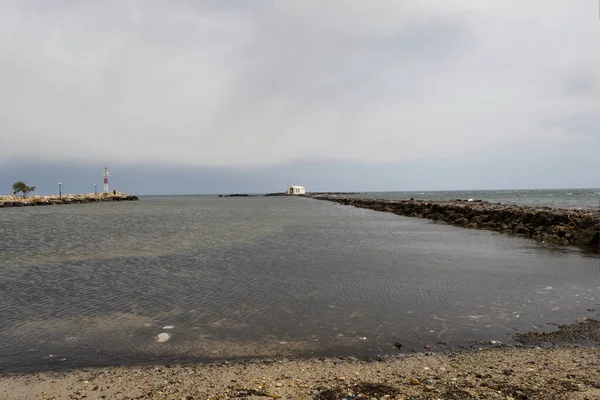 Beyaz Şapel Denizin Ortasındaki Küçük Kayalık Bir Adaya Inşa Edilmiştir — Stok fotoğraf