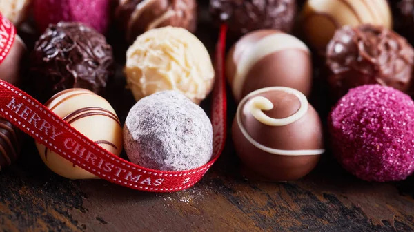 Feliz Natal Fundo Chocolate Festivo Com Uma Fita Vermelha Com — Fotografia de Stock