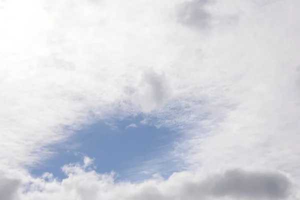 Άσπρα Σύννεφα Στον Ουρανό — Φωτογραφία Αρχείου