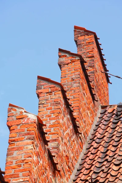Ziegelkamin Auf Dem Dach Des Hauses — Stockfoto