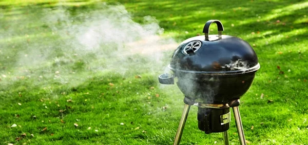 Brûler Feu Dans Barbecue Portable Évacuant Fumée Pendant Que Les — Photo