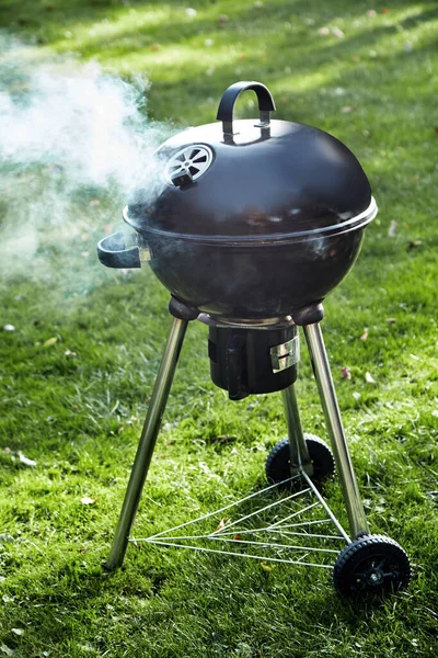 Feu Chaud Dans Barbecue Portable Fermé Évacuant Fumée Pendant Elle — Photo