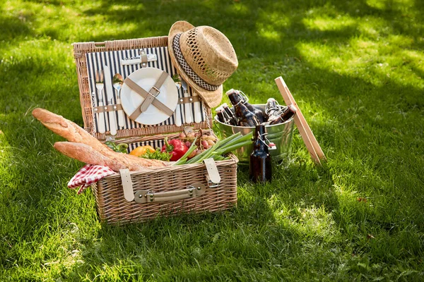 Picnic Vegetariano Estivo Stile Vintage Cesto Vimini Con Vecchio Cappello — Foto Stock