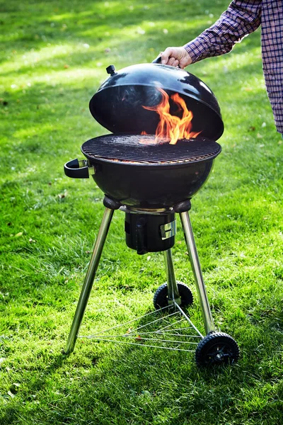 Homme Soulevant Couvercle Feu Barbecue Portable Dans Une Grille Bouilloire — Photo