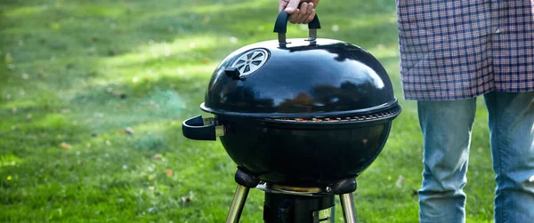 Uomo Controlla Fuoco Barbecue Portatile Attesa Vedere Bruciato Carboni Ardenti — Foto Stock