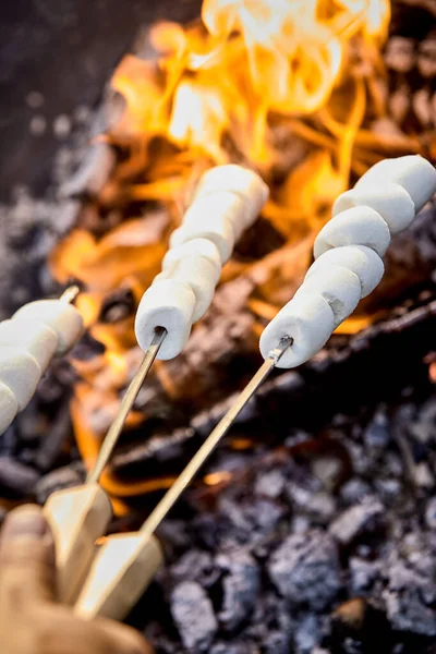 Mann Prostet Marshmallows Über Heißem Lagerfeuer Die Hand Der Ersten — Stockfoto