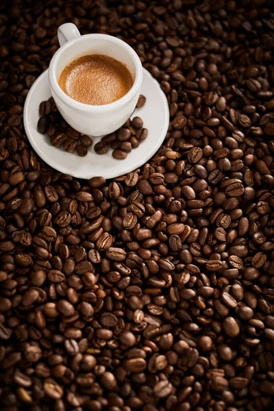 Vollständige Röstung Kaffeebohnen Textur Mit Tasse Espresso Kaffee Die Ecke — Stockfoto