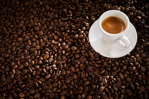 Sfondo Chicco Caffè Tostato Con Una Piccola Tazza Doppio Espresso — Foto Stock