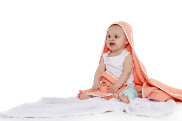 Süßes Kleines Baby Bedeckt Mit Einem Orangefarbenen Handtuch Sitzt Auf — Stockfoto