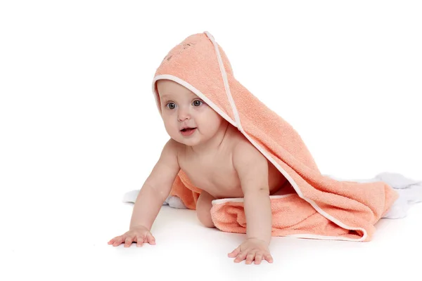 Doux Petit Bébé Couvert Une Serviette Orange Est Rampant Sur — Photo