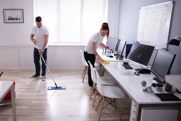 Gülümseyen Genç Hizmetli Büro Temizlik Ofis Zemin Mopping — Stok fotoğraf