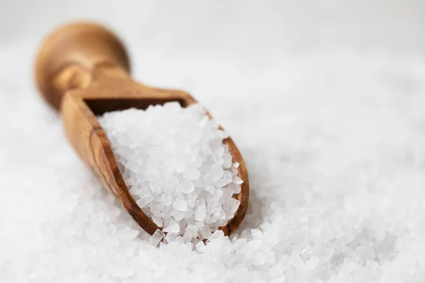 Sal Marina Una Cuchara Madera Sobre Fondo Blanco — Foto de Stock