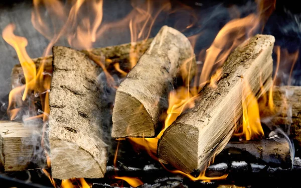 Getrocknete Holzscheite Die Einem Grill Oder Einer Feuerstelle Auf Einem — Stockfoto
