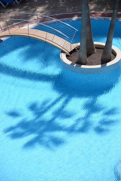 Mavi Suyla Yüzme Havuzu — Stok fotoğraf