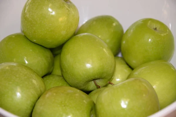 Groene Appels Een Schaal Een Witte Achtergrond — Stockfoto
