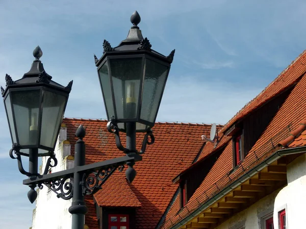 Vecchia Lanterna Legno Sullo Sfondo Della Città — Foto Stock
