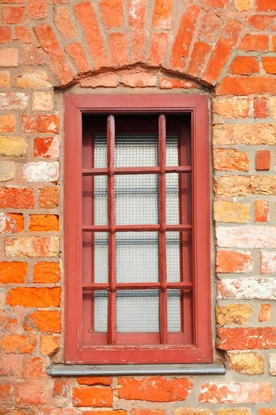 Окно Красной Кирпичной Стеной — стоковое фото