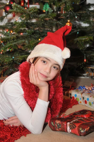 Noel Baba Şapkalı Küçük Kız Noel Ağacıyla Telifsiz Stok Imajlar
