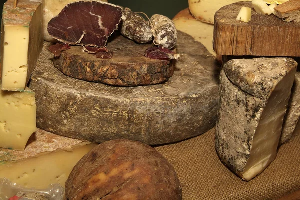 イタリア製の木製テーブルに作りたてのチーズの形 — ストック写真