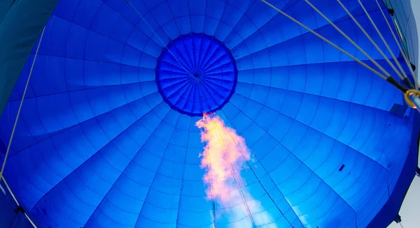 Dentro Balão Quente Azul Com Chama — Fotografia de Stock