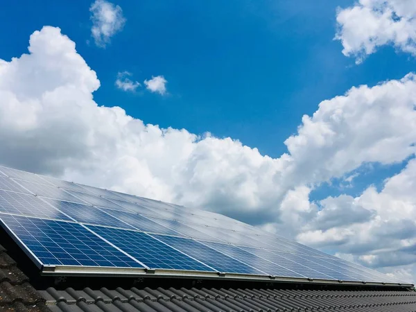 Ηλιακοί Συλλέκτες Στην Οροφή Πράσινη Ενέργεια Ηλιοφάνεια Στον Ηλεκτρισμό — Φωτογραφία Αρχείου