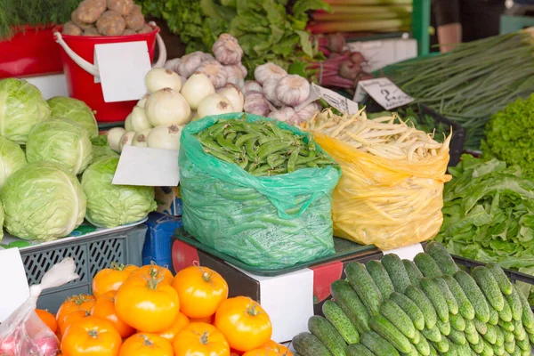 市内の農家市場で新鮮な有機野菜 — ストック写真