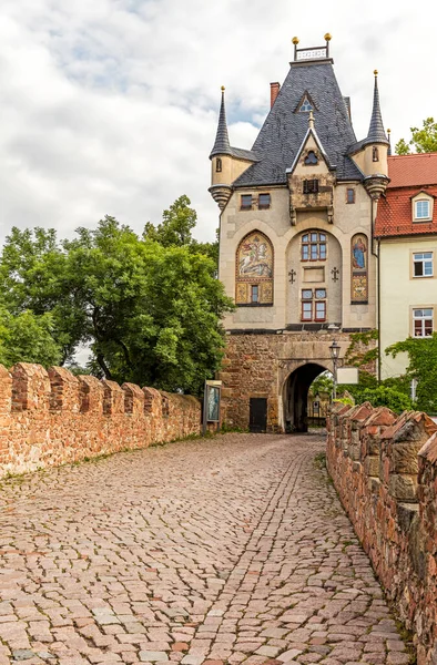 On the Albrechtsburg Meissen, the castle bridge with the middle castle gate. On the left side of the castle gate is a mural depicting St. George, the dragon slayer, and on the right the evangelist John