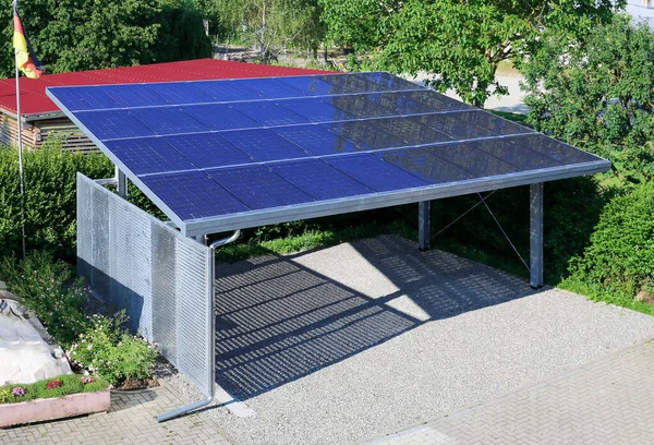 Neuer Carport Mit Semi Transparenten Photovoltaik Modulen — Stockfoto