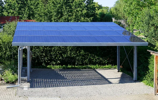 Neuer Carport Mit Semi Transparenten Photovoltaik Modulen — Stockfoto