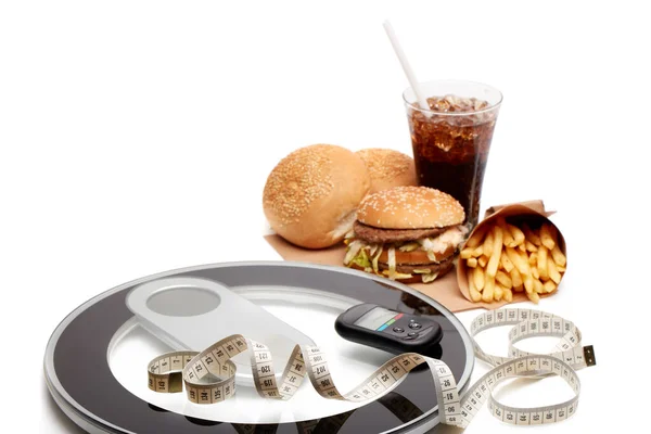 Fast Food Medische Apparatuur Bloedglucosemeter Weegschalen Meetlint Een Witte Achtergrond — Stockfoto