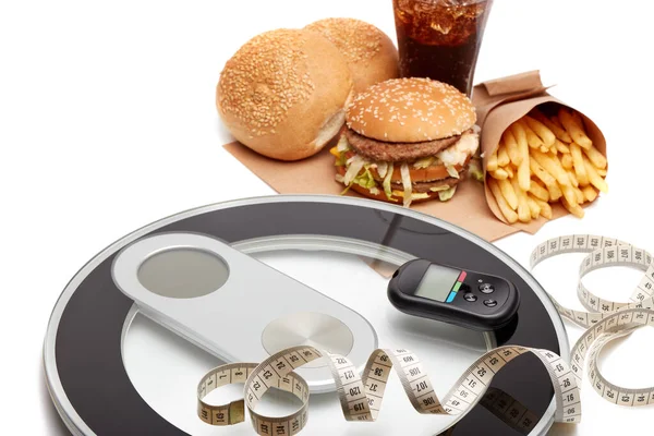 Fast Food Medische Apparatuur Bloedglucosemeter Weegschalen Meetlint Een Witte Achtergrond — Stockfoto