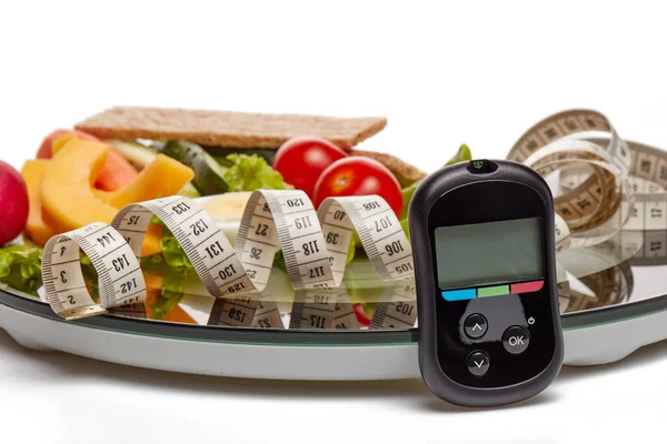 Stilleven Met Gezond Voedsel Weegschalen Meetlint Bloedglucosemeter Witte Achtergrond Onderwerp — Stockfoto