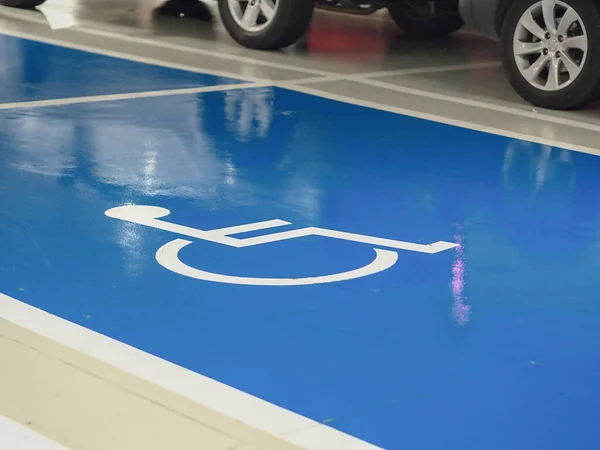 Plaza Aparcamiento Para Discapacitados Garaje Zona Azul Brillante Con Símbolo —  Fotos de Stock